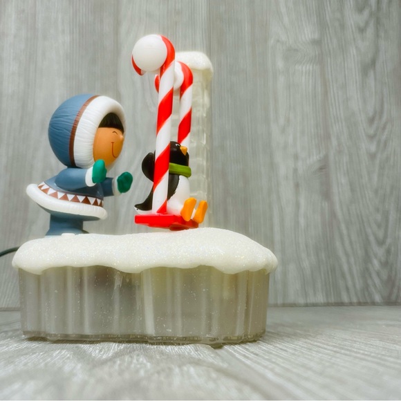 Hallmark Keepsake Ornament Swing in The Holidays 2016 magic cord light Penguin - Picture 9 of 11